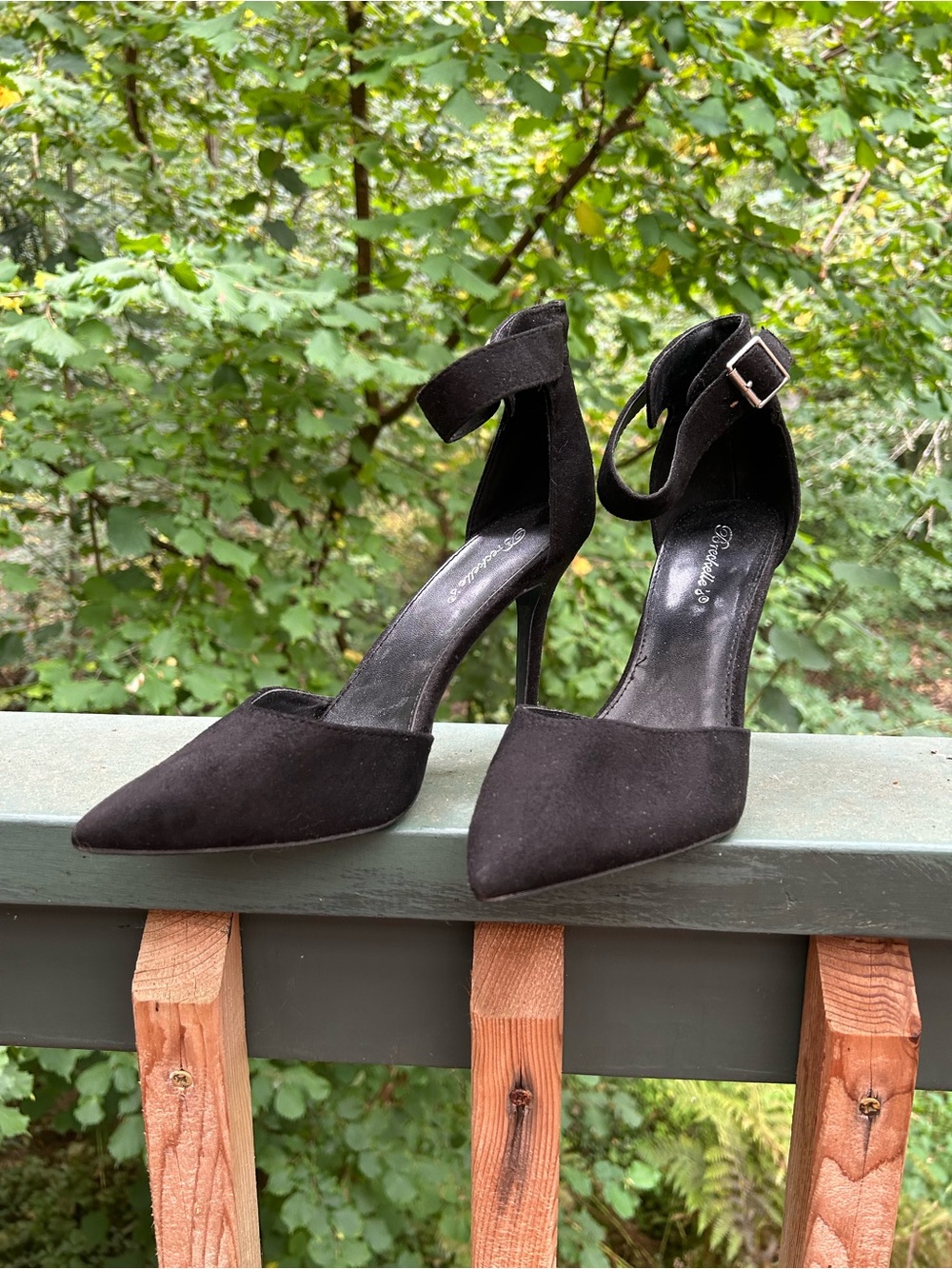 Breckelleโs Black Pointed-Toe Ankle-Strap Stiletto Heels